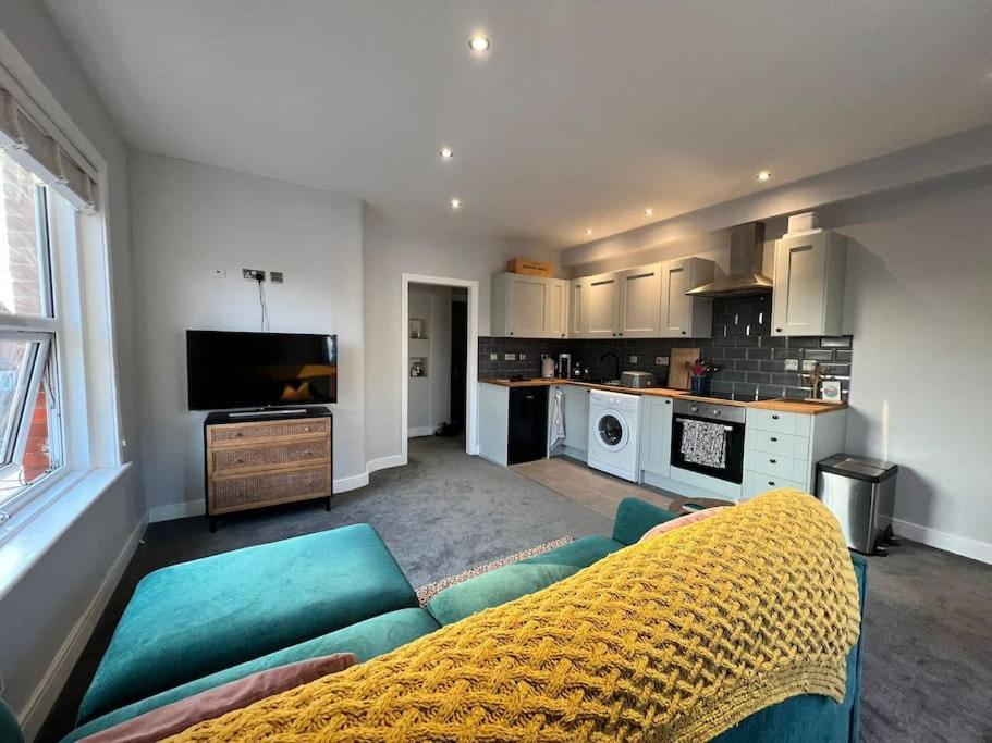 Bright, First Floor, One Bedroom Flat In Wimborne Wimborne Minster Exterior photo