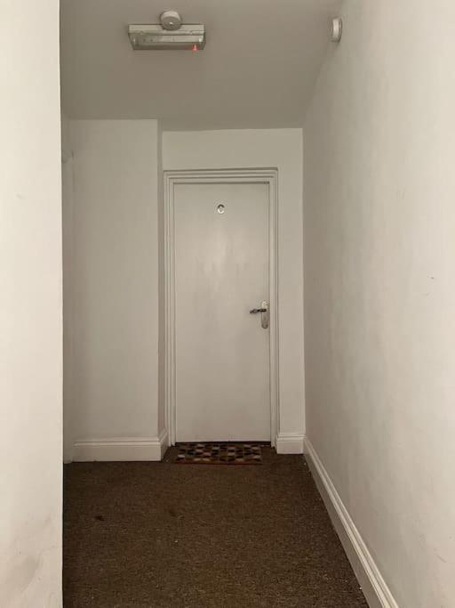 Bright, First Floor, One Bedroom Flat In Wimborne Wimborne Minster Exterior photo