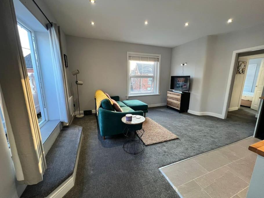 Bright, First Floor, One Bedroom Flat In Wimborne Wimborne Minster Exterior photo