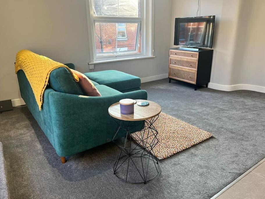 Bright, First Floor, One Bedroom Flat In Wimborne Wimborne Minster Exterior photo