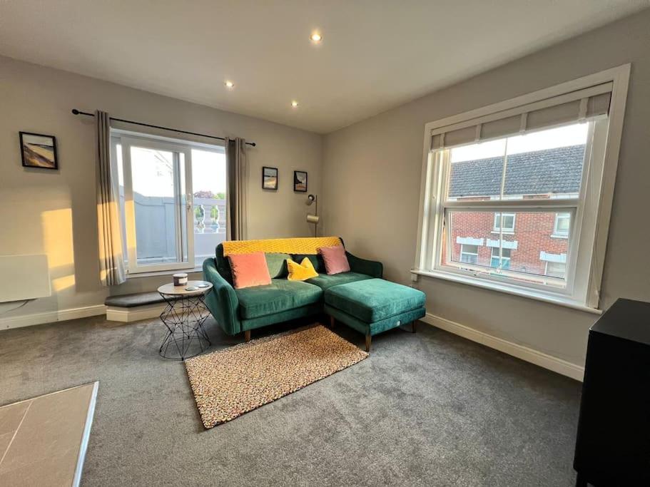 Bright, First Floor, One Bedroom Flat In Wimborne Wimborne Minster Exterior photo