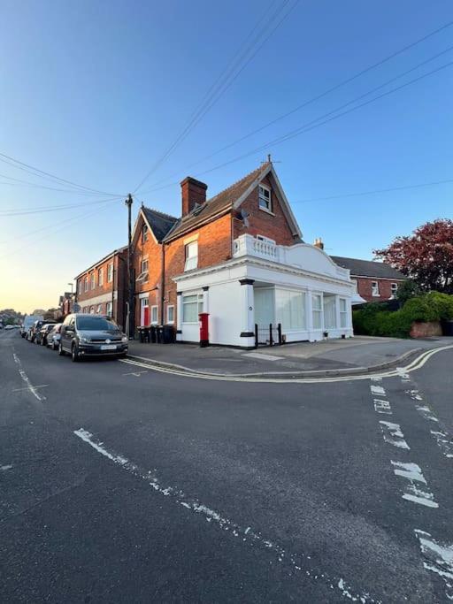 Bright, First Floor, One Bedroom Flat In Wimborne Wimborne Minster Exterior photo