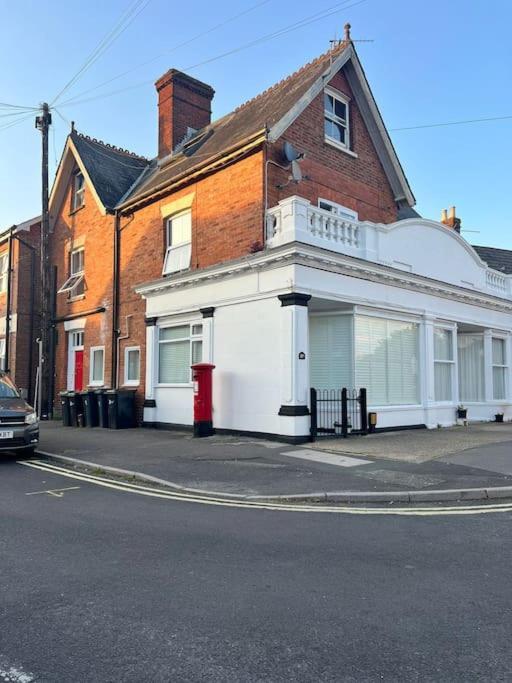 Bright, First Floor, One Bedroom Flat In Wimborne Wimborne Minster Exterior photo